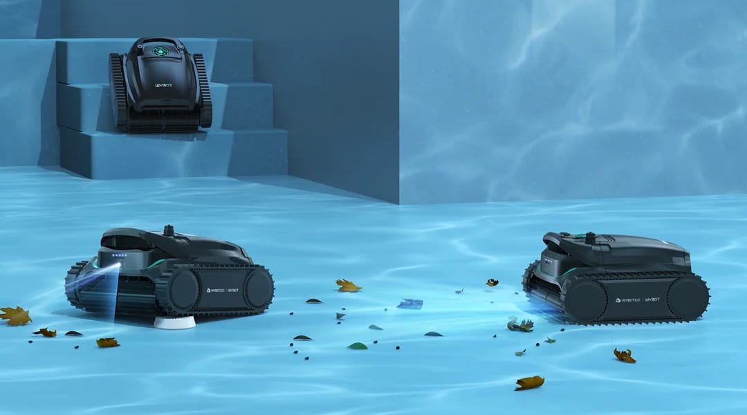 Poolrobot i miljöbild Poolrobot städar i pool